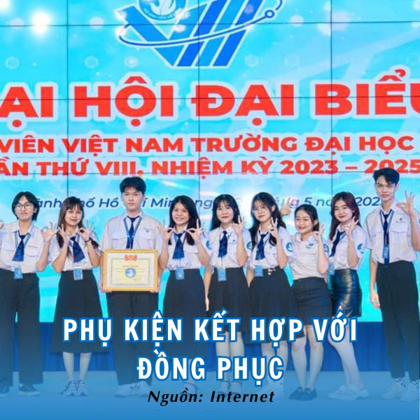 Sinh viên trong trang phục áo sơ mi đồng phục trường 