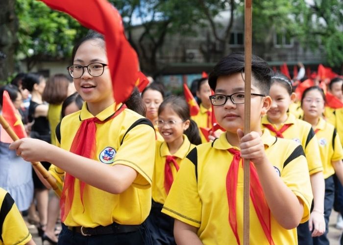 Áo polo đồng phuc THCS Giảng Võ với thiết kế gam màu vàng chủ đạo