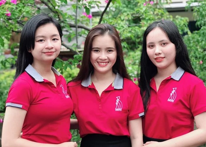 Đồng phục ban tuyển sinh đại học DNTU với màu đỏ nổi bật